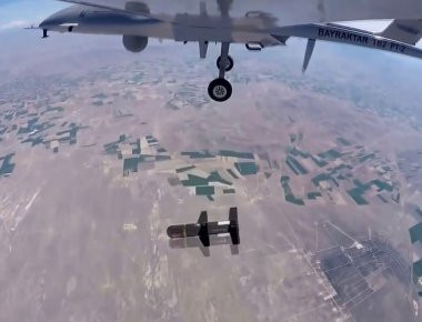 Νέα θανατηφόρα απειλή από Τουρκία: Βλήμα Mizrak-U που εκτοξεύθηκε από UAV TB2 Bayraktar καταστρέφει στόχο (βίντεο)